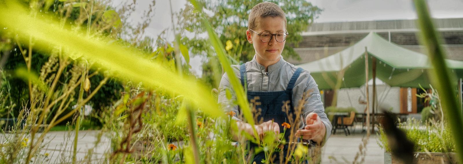 Ines plukt eetbare bloemen Restaurant de Proefstand