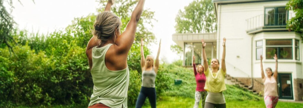 Yogales in de tuin van het Huis van de Kikker