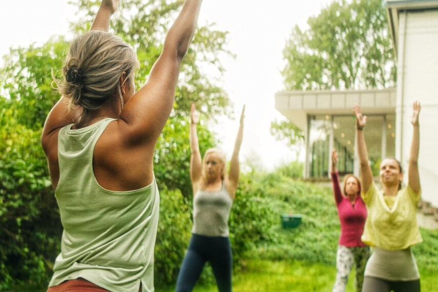 Yogales in de tuin van het Huis van de Kikker